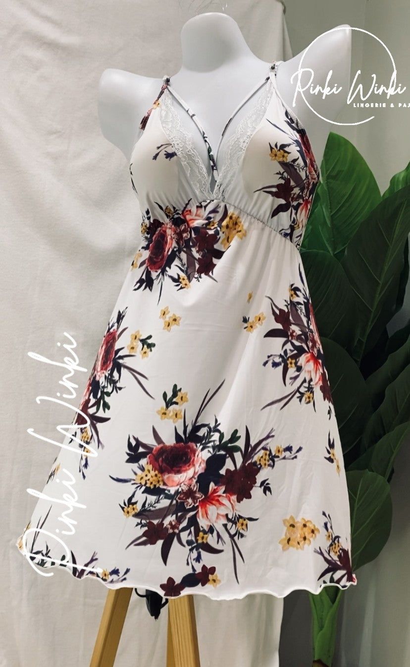 فستان أبيض مزهر قصير