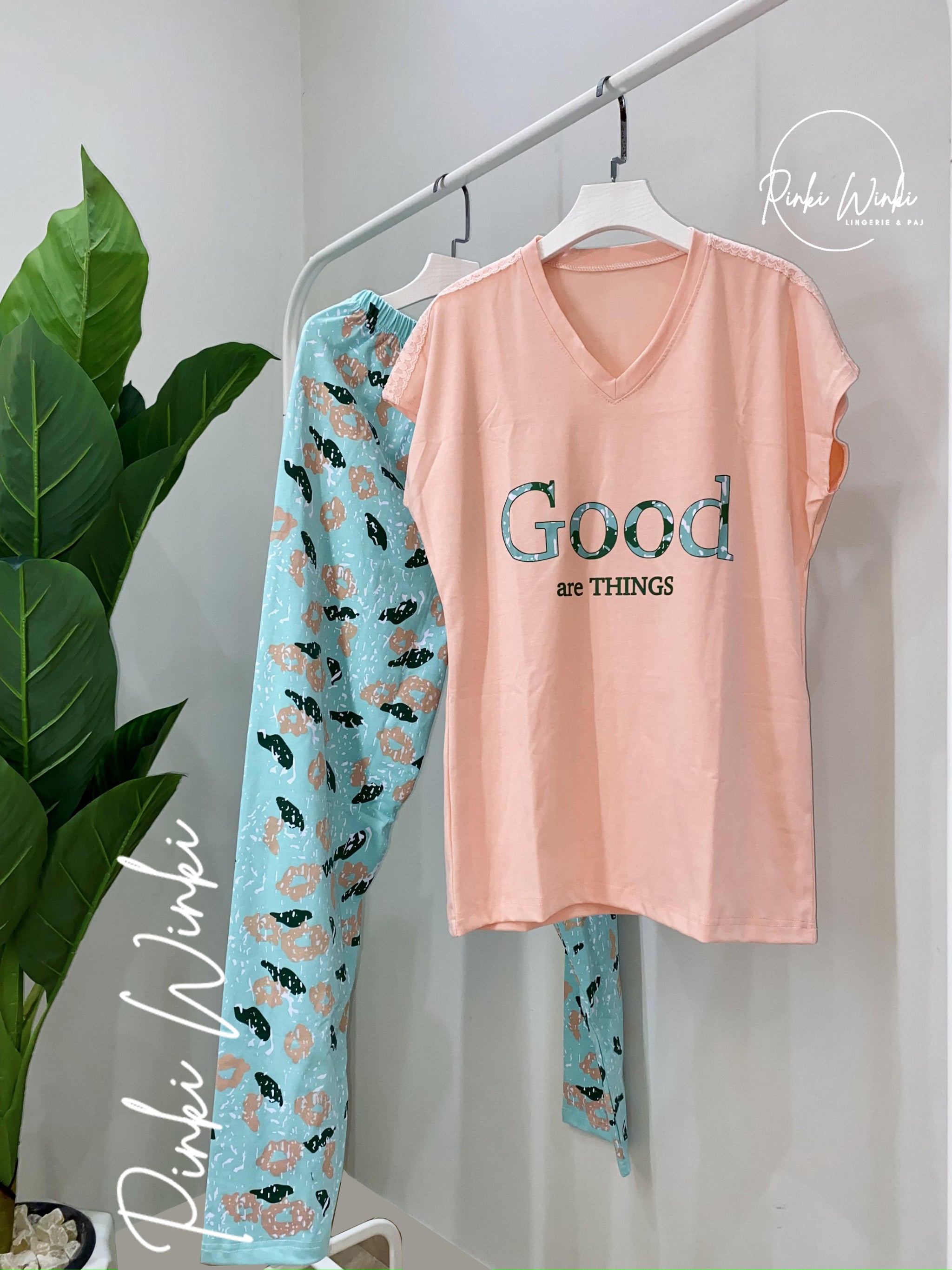 بيجامة توب وردي فاتح وبنطلون منت