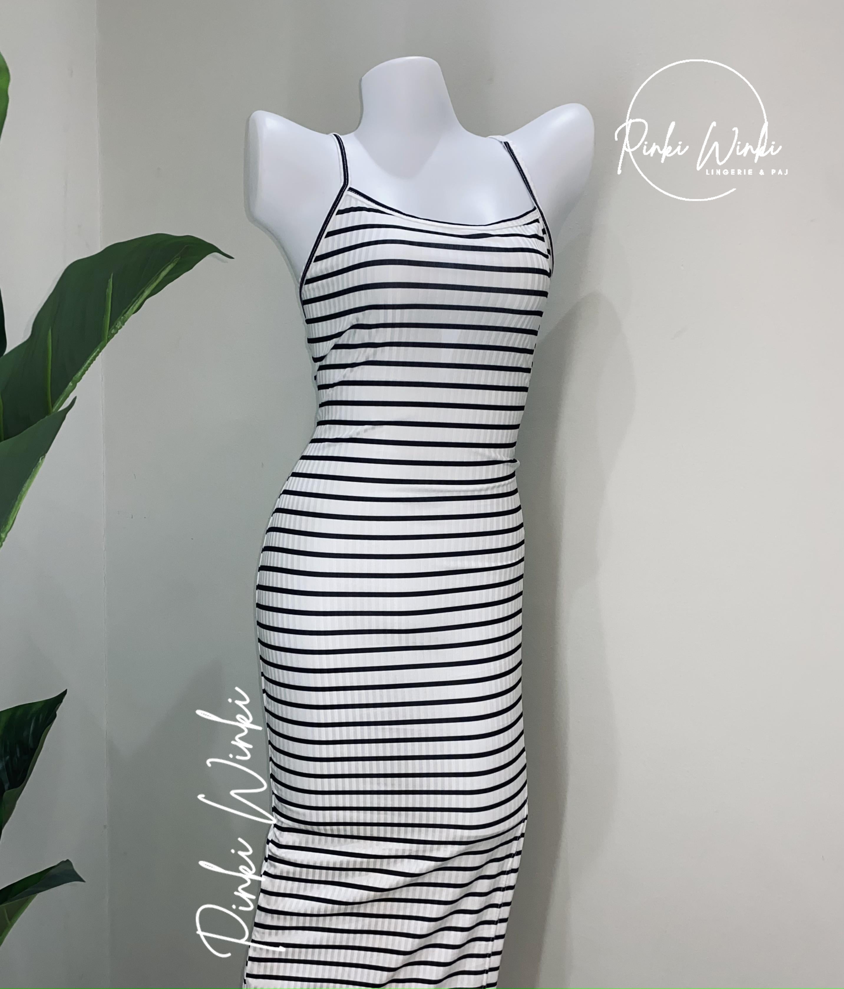 فستان مخطط أسود وأبيض طويل