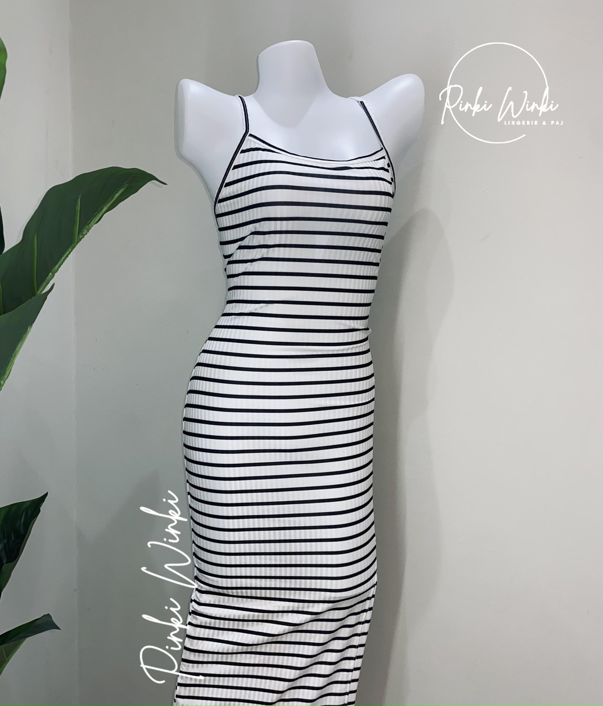 فستان مخطط أسود وأبيض طويل