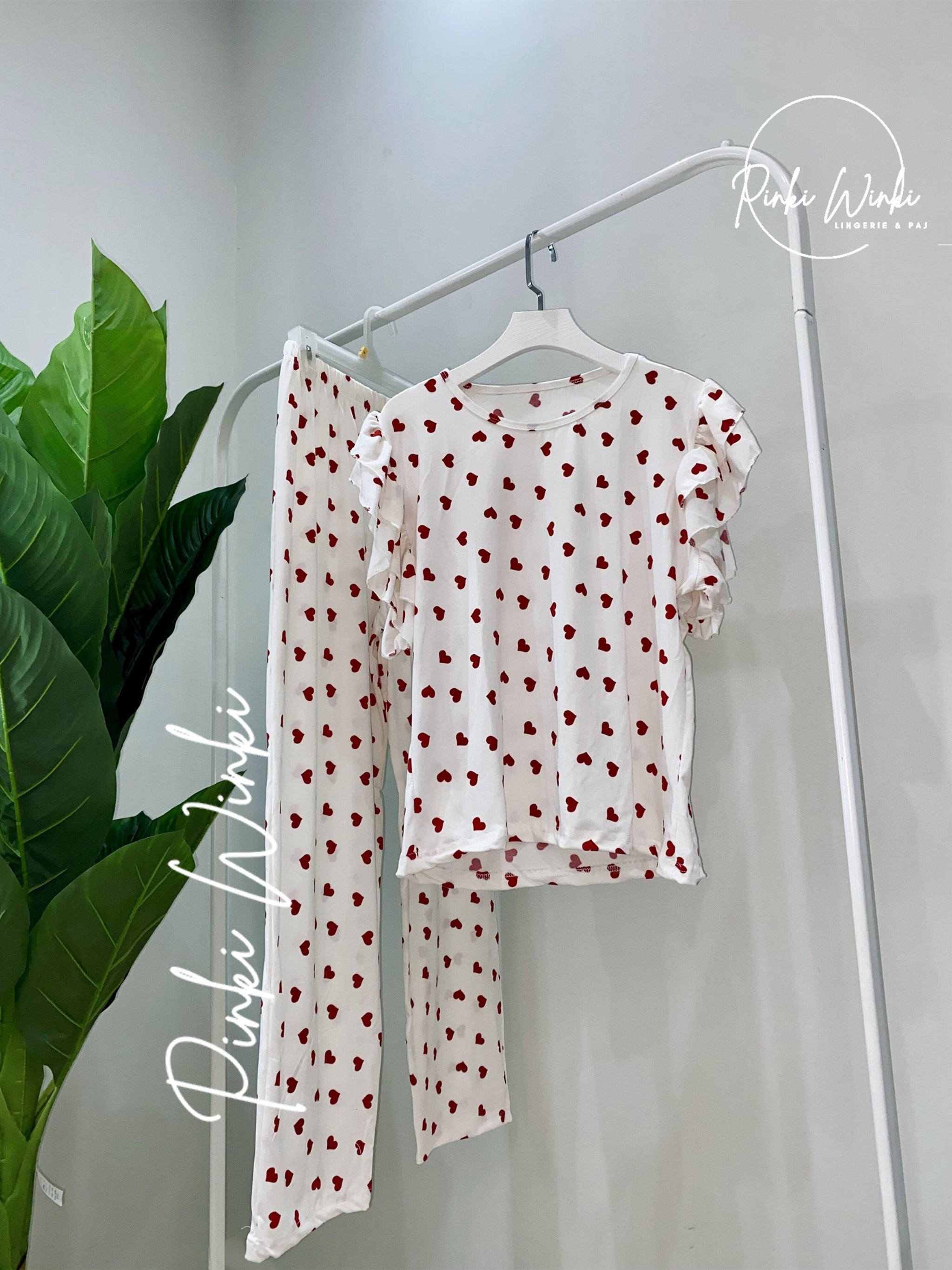 طقم بيجامة أبيض بقلوب