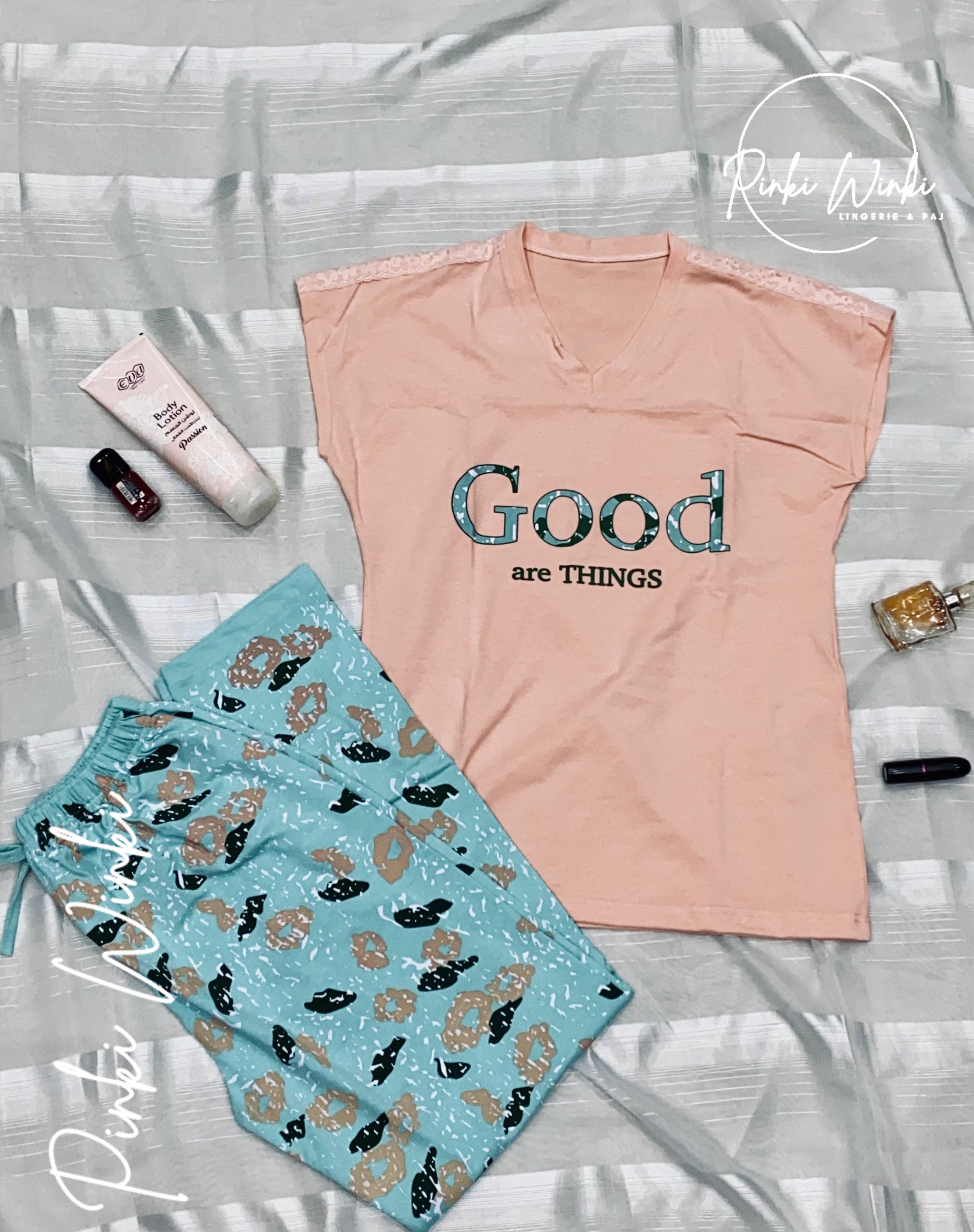 بيجامة توب وردي فاتح وبنطلون منت