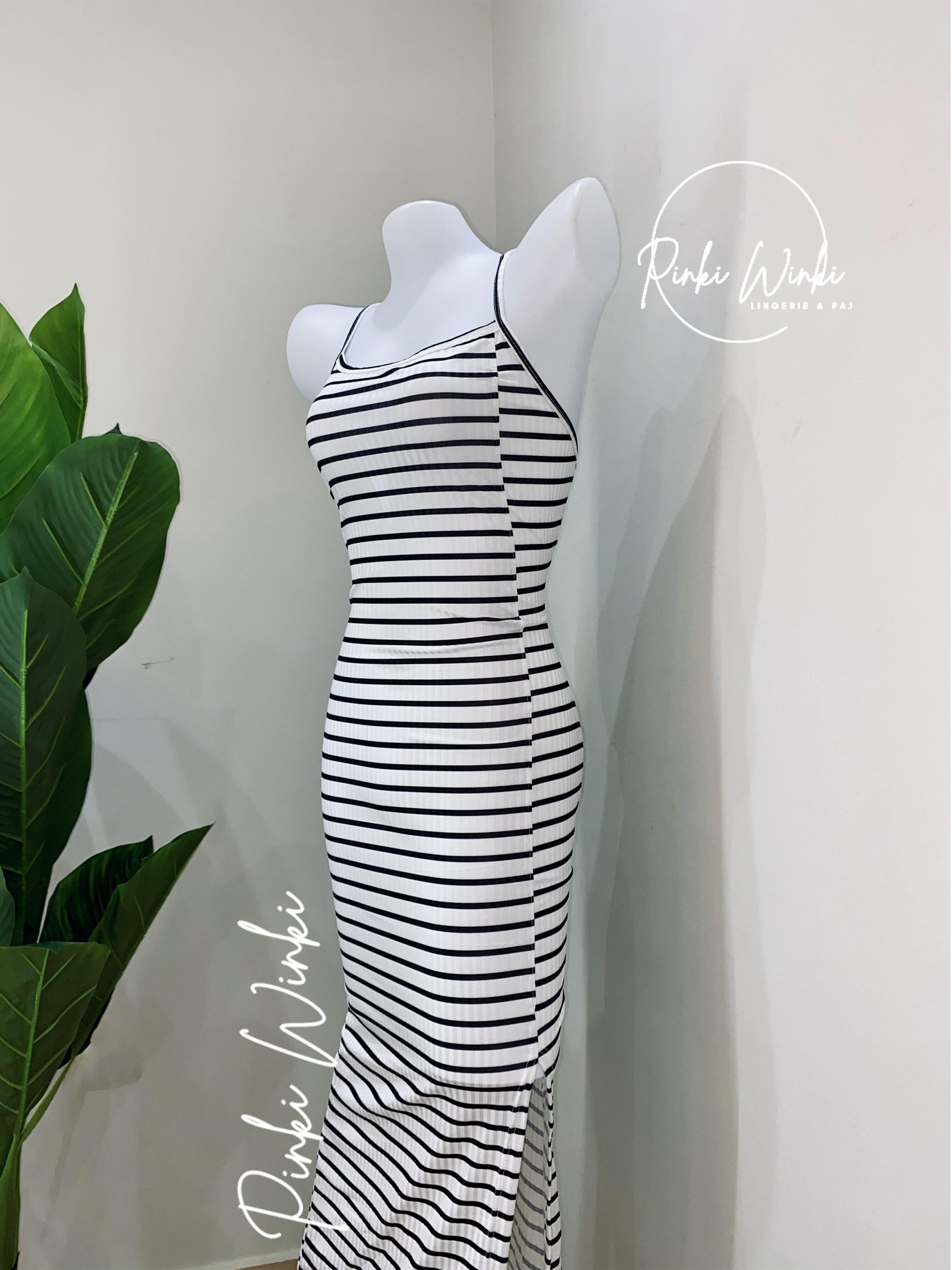 فستان مخطط أسود وأبيض طويل