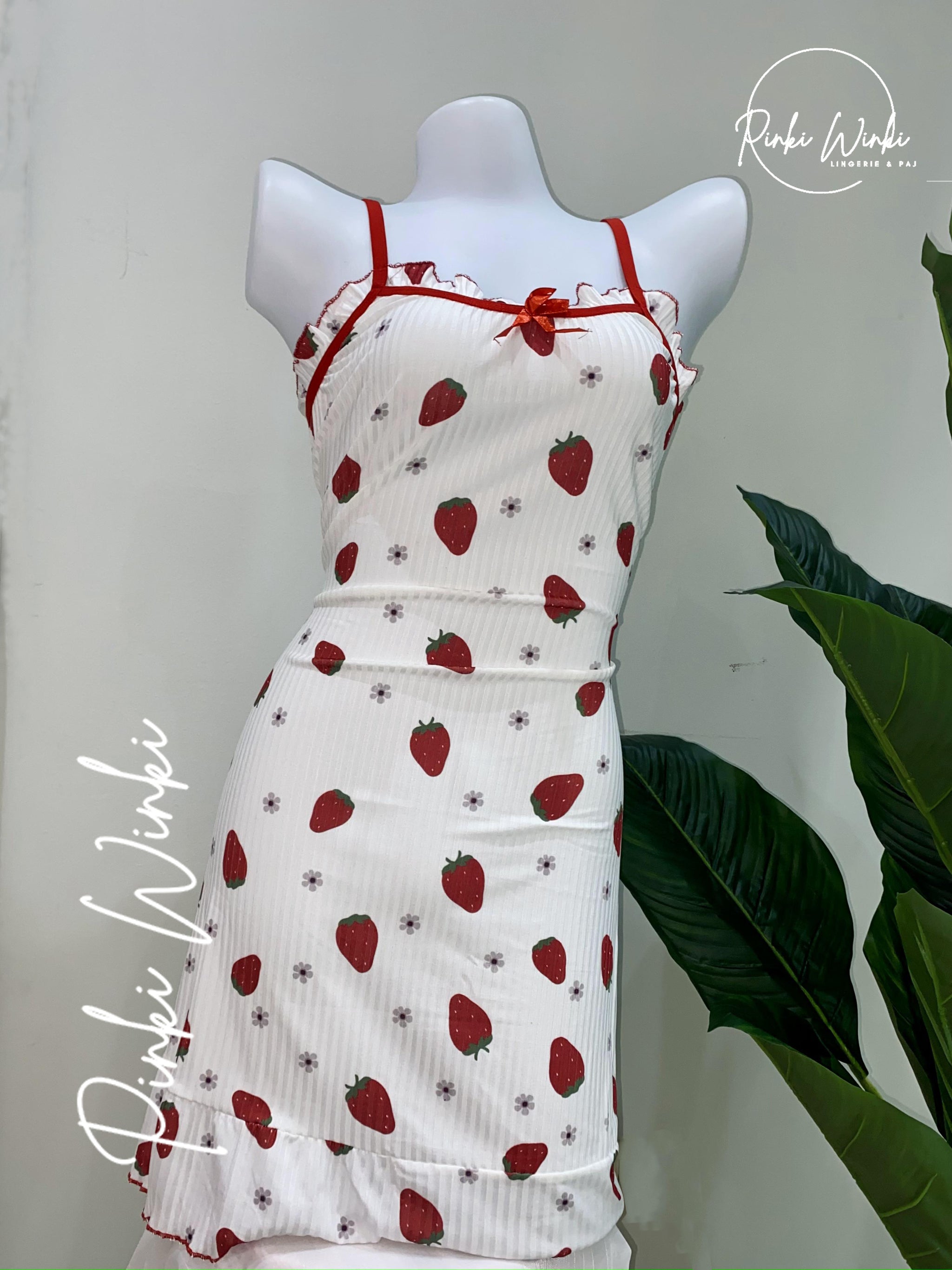 فستان أبيض فراولة قصير