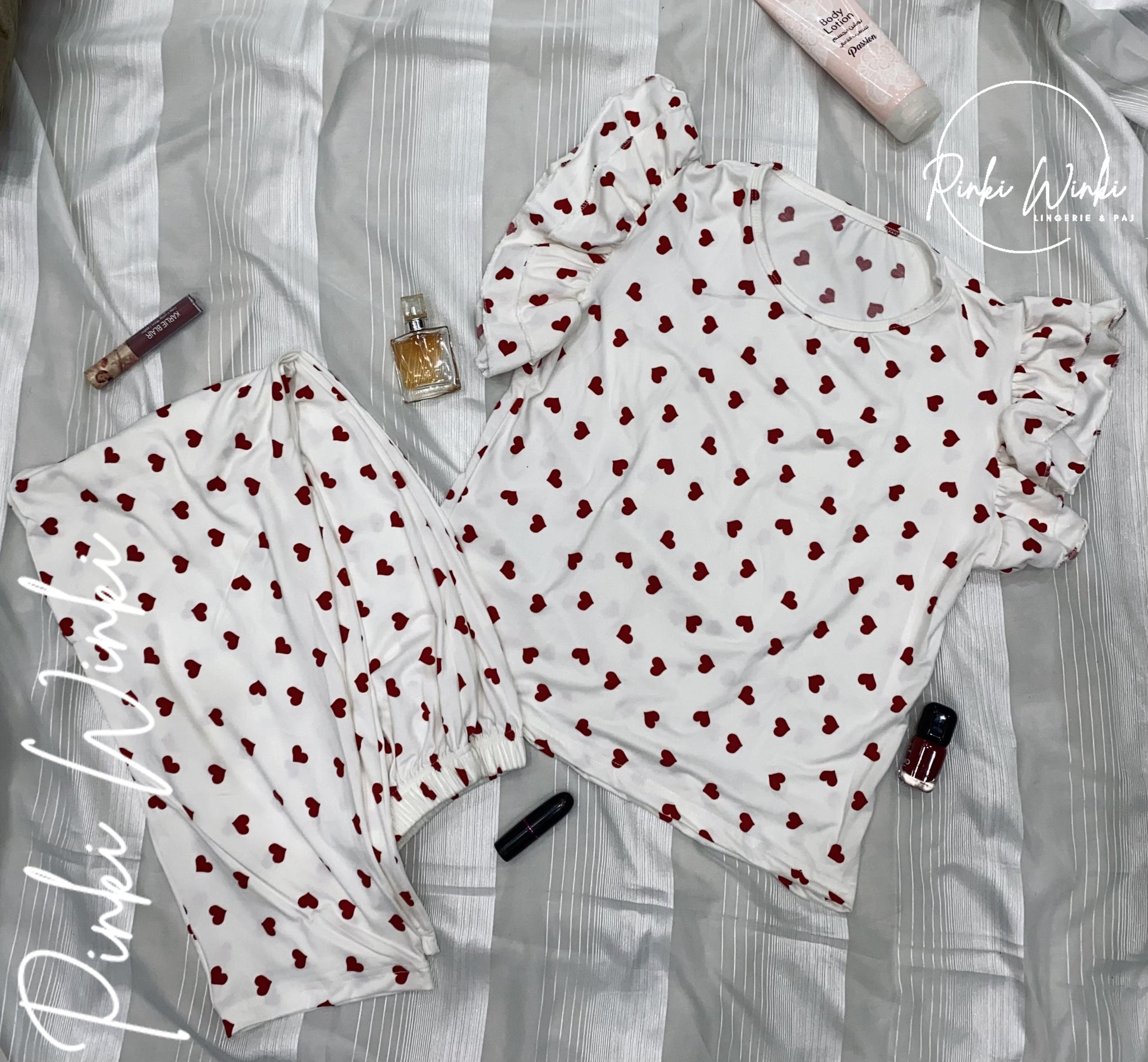 طقم بيجامة أبيض بقلوب