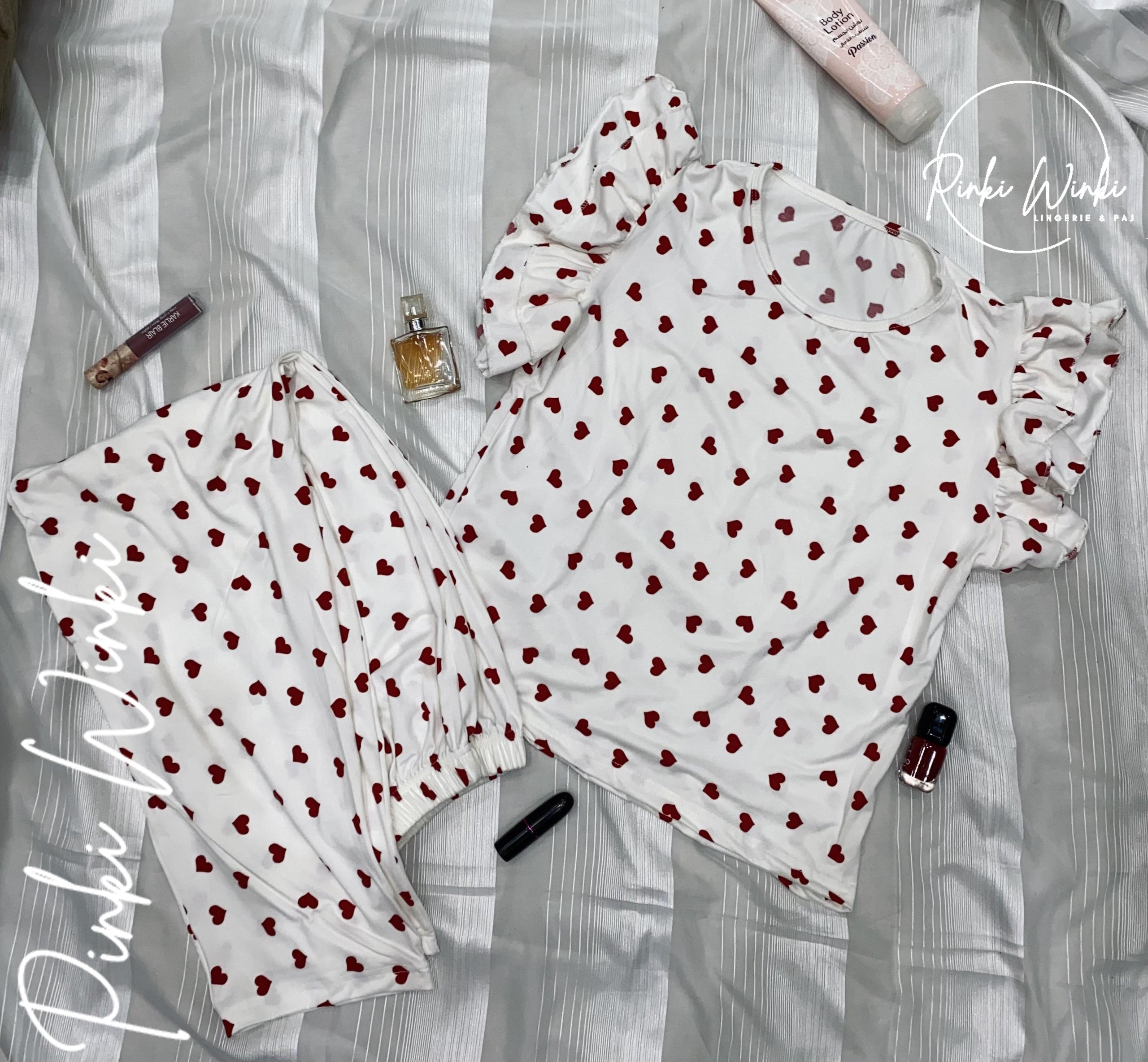 طقم بيجامة أبيض بقلوب