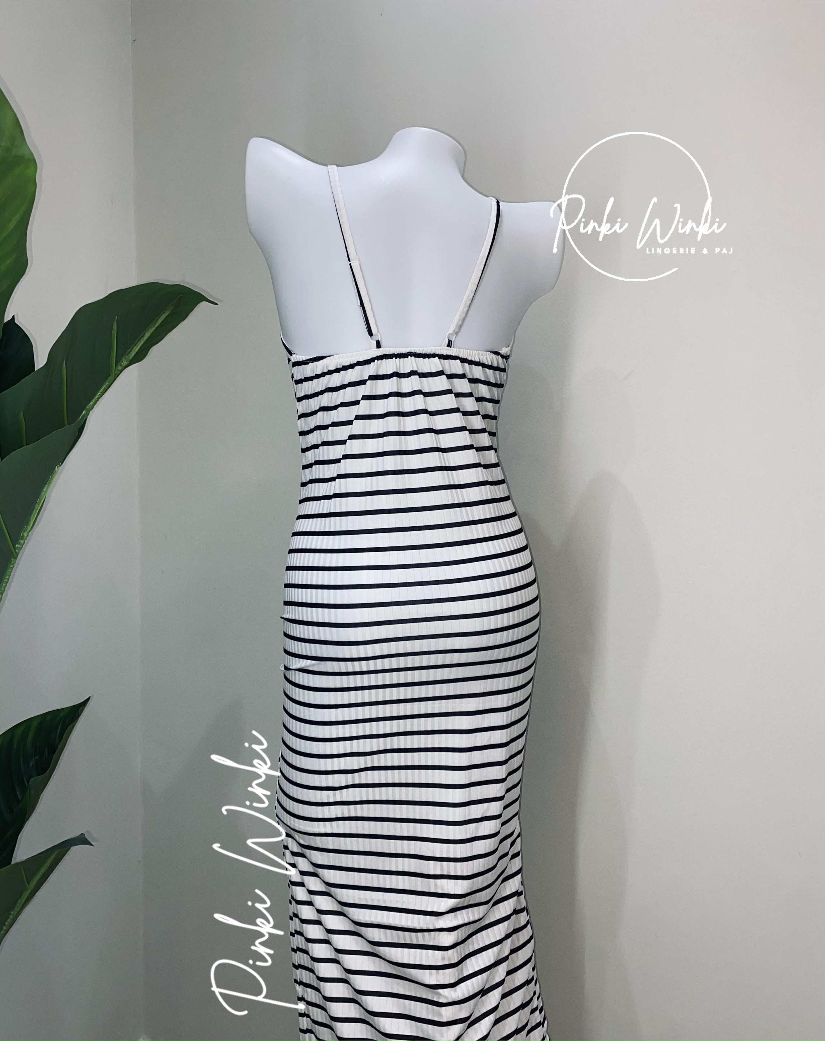 فستان مخطط أسود وأبيض طويل