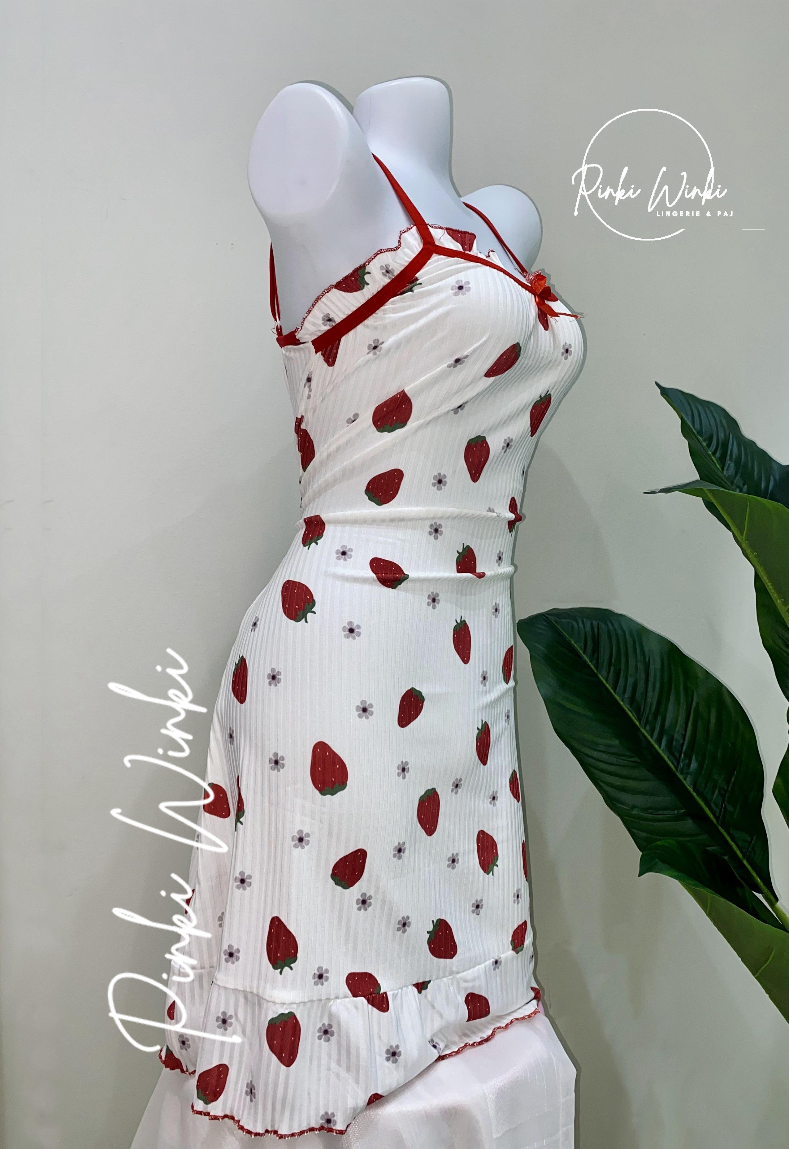 فستان أبيض فراولة قصير