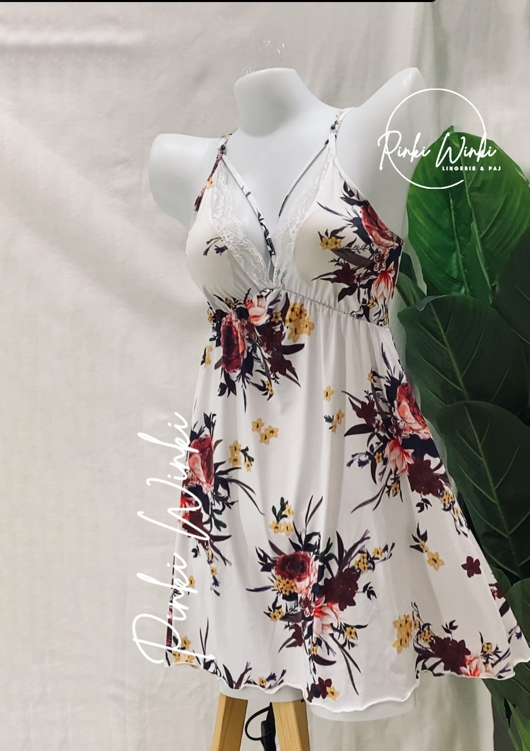 فستان أبيض مزهر قصير