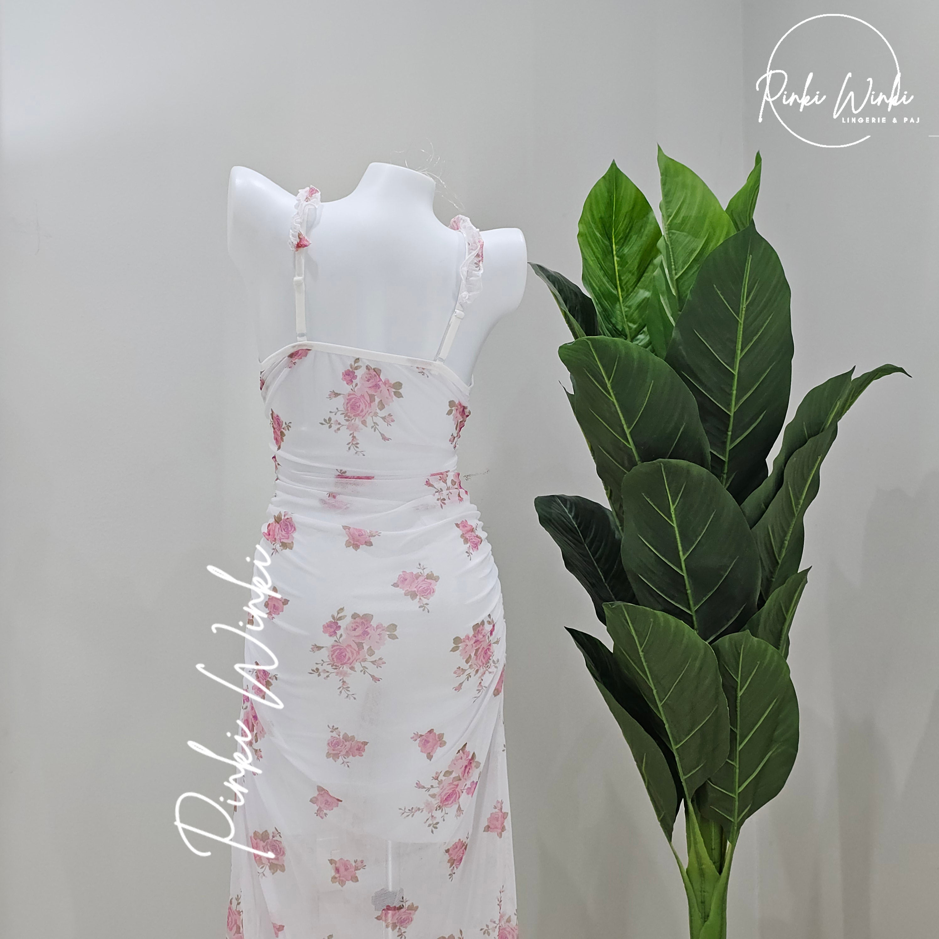 فستان شفاف طويل بطبعة ورد وكشكشة على الأكتاف