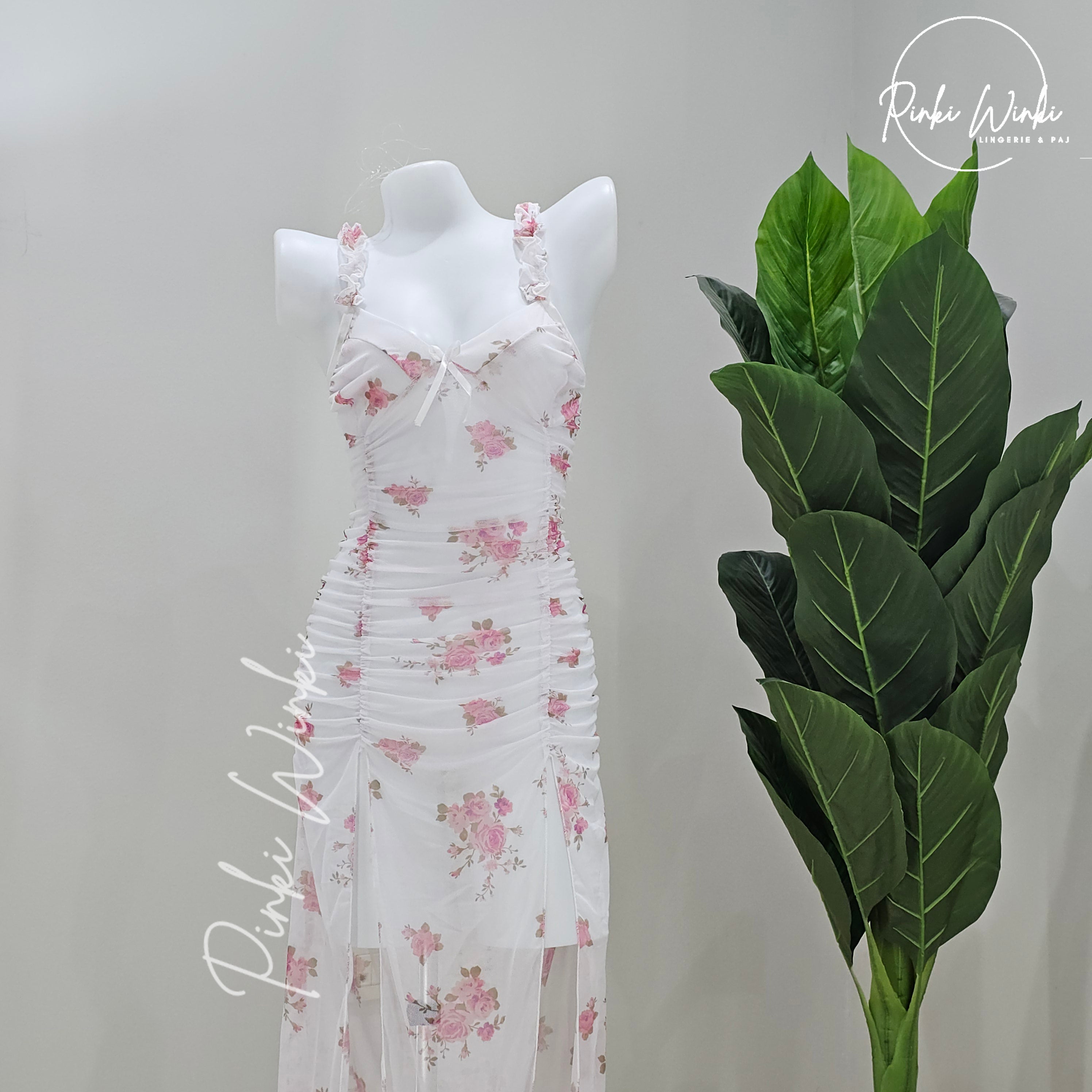 فستان شفاف طويل بطبعة ورد وكشكشة على الأكتاف