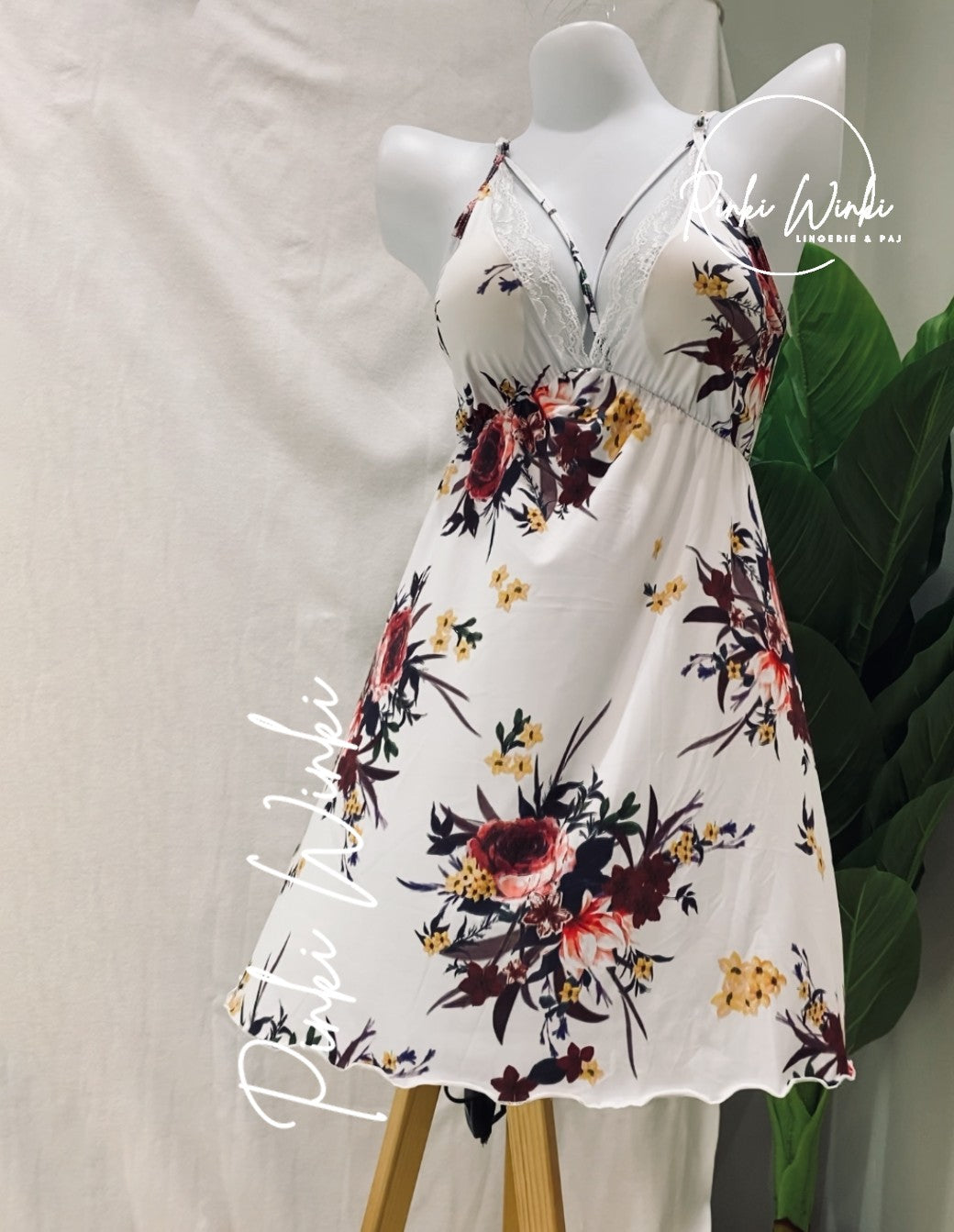 فستان أبيض مزهر قصير