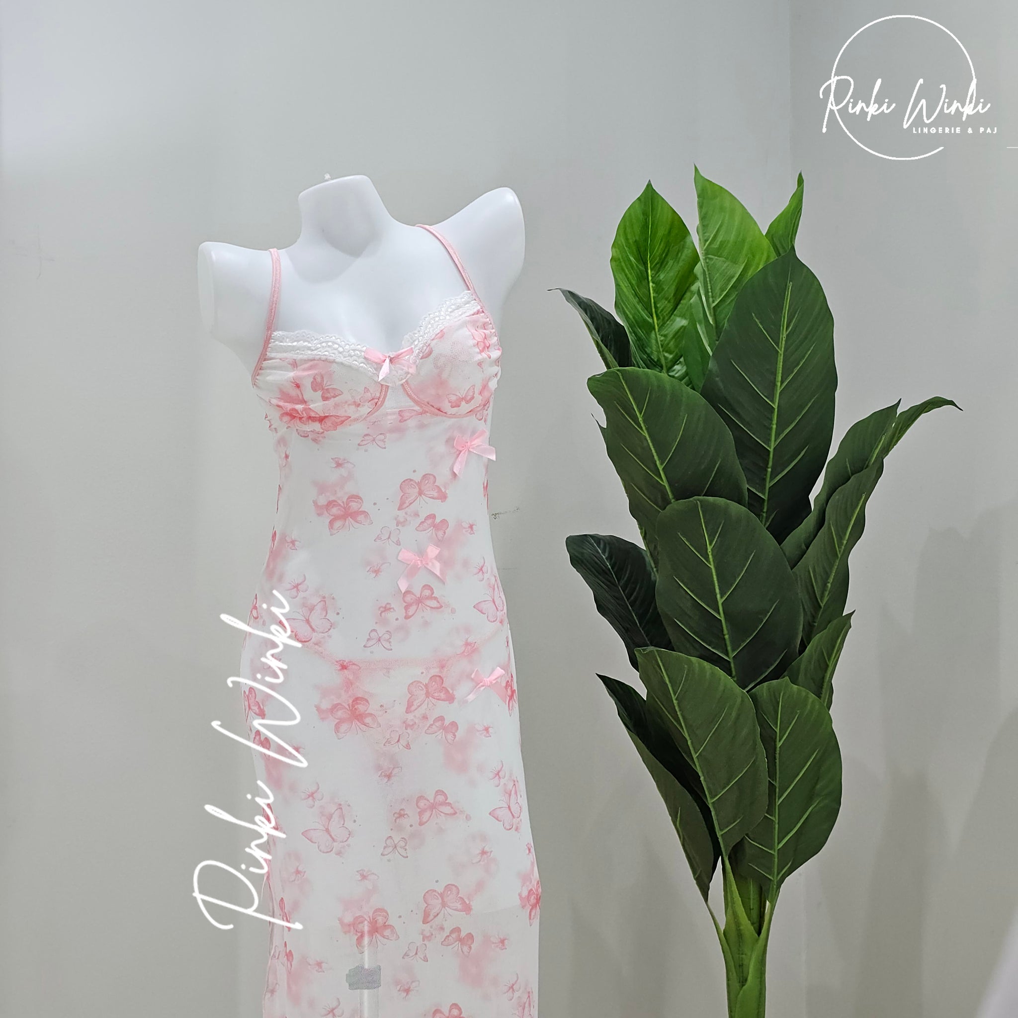 فستان طويل بطبعة فراشات وردي